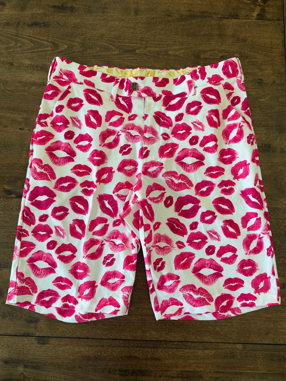Loudmouth -Men’s Golf Short in White with Hot Pink Kiss Print